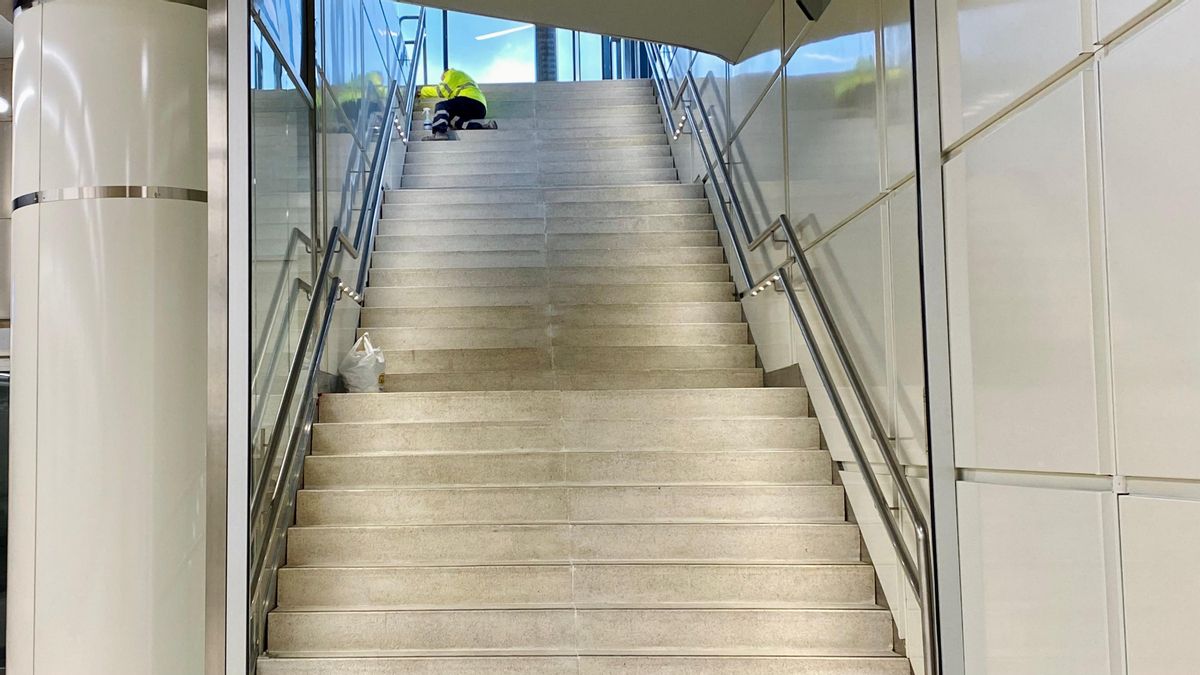 Escaleras hacia el nuevo vestíbulo de la estación del topo en Anoeta de Donostia