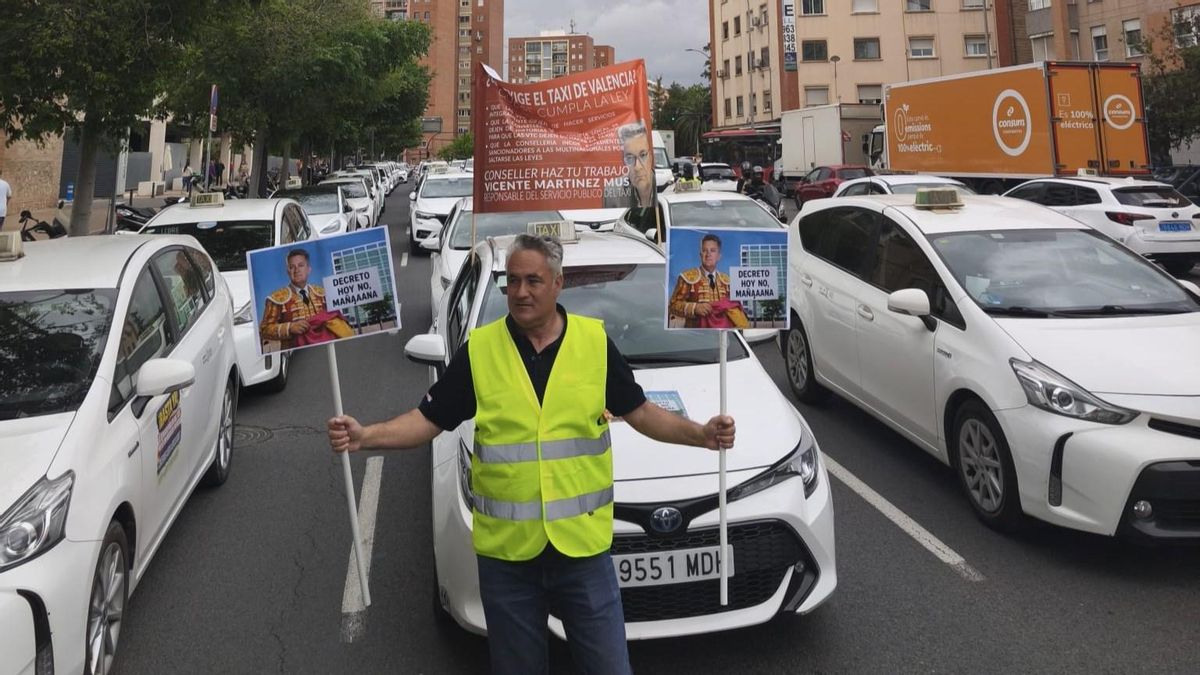 Los taxistas protestan en València contra el aumento de "coches negros haciendo de taxis"