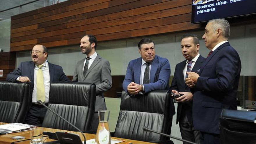 PP y Vox se alejan de un acuerdo para los presupuestos extremeños: "Ustedes son el equipo A, pero no son la élite del ejército americano"