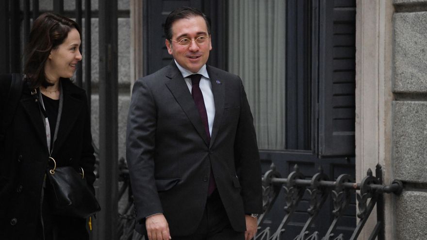 El ministro de Exteriores, Unión Europea y Cooperación en funciones, José Manuel Albares, a su llegada a la segunda sesión del debate de investidura de Pedro Sánchez como presidente de Gobierno, en el Congreso de los Diputados, a 16 de noviembre de 2023