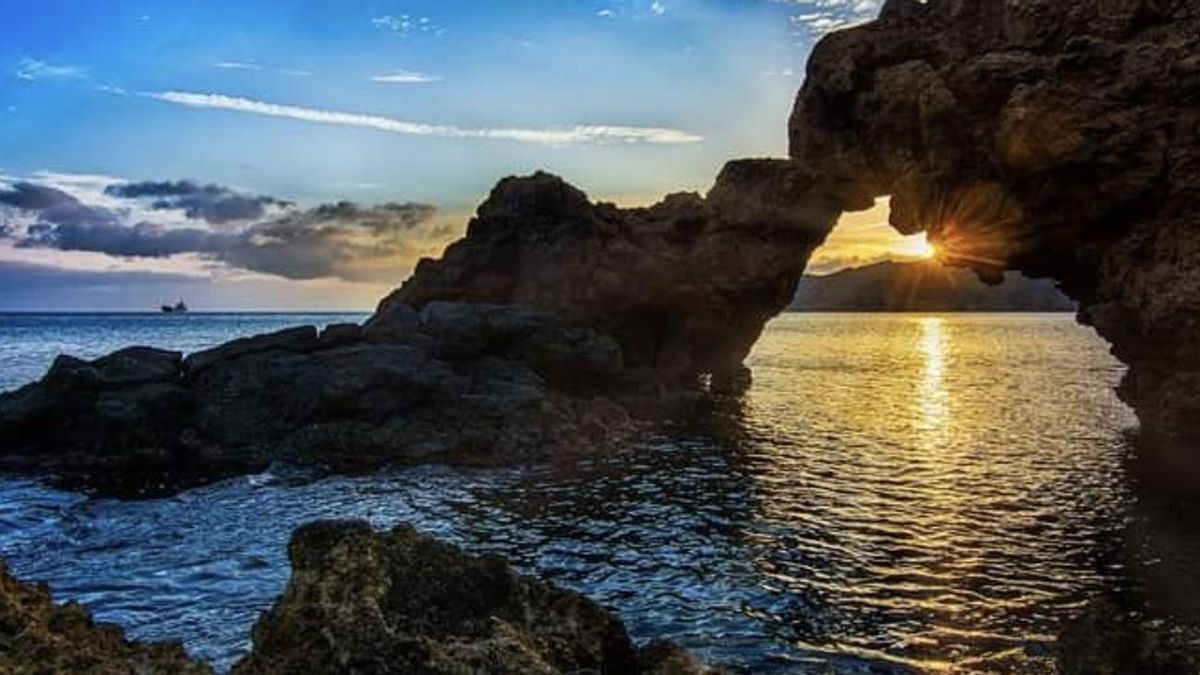 Frente a este maravilloso arco, cuenta la leyenda, Amalia se sentaba y contemplaba el horizonte mientras su intuición natural le permitía comprender el destino de quienes la visitaban