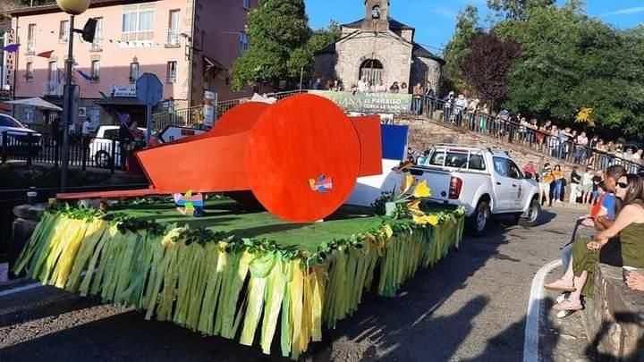 Una de las carrozas de la vaqueirada.