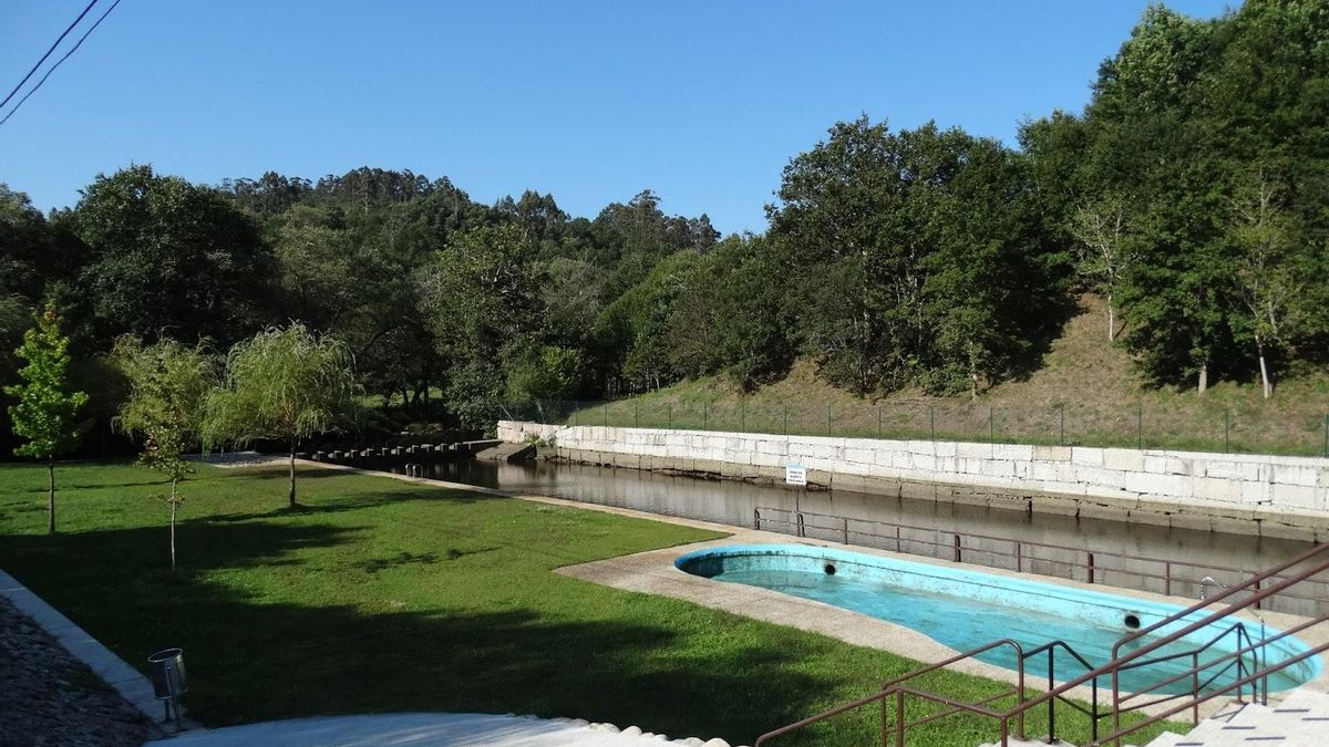 El pequeño pueblo de Pontevedra para darse un refrescante chapuzón de agua dulce rodedado de robles y alisos