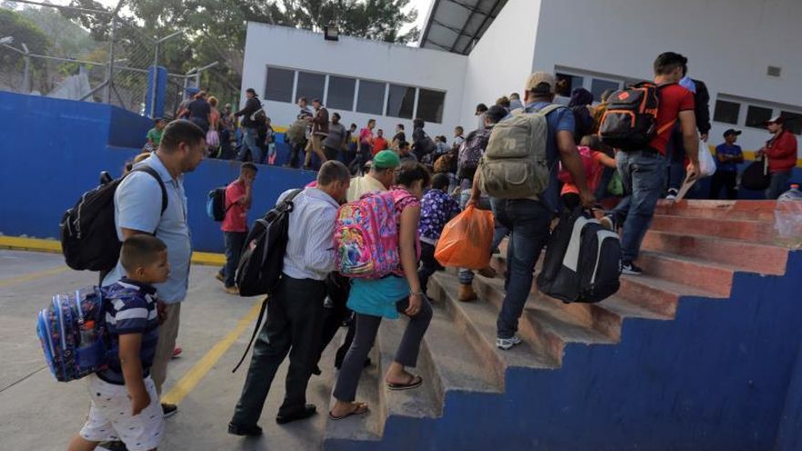 Centenares de inmigrantes hondureños continúan caravana que salió miércoles