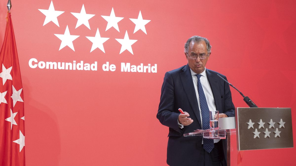 El consejero de Educación, Ciencia y Universidades de la Comunidad de Madrid, Enrique Ossorio, ofrece declaraciones a los medios de comunicación en la sede del Gobierno regional, a 6 de septiembre de 2021, en Madrid (España). La presidenta madrileña manti