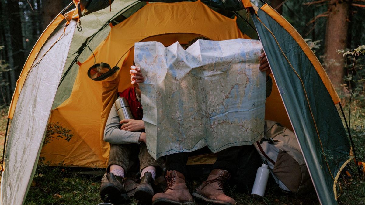 Preparando la ruta en el camping.