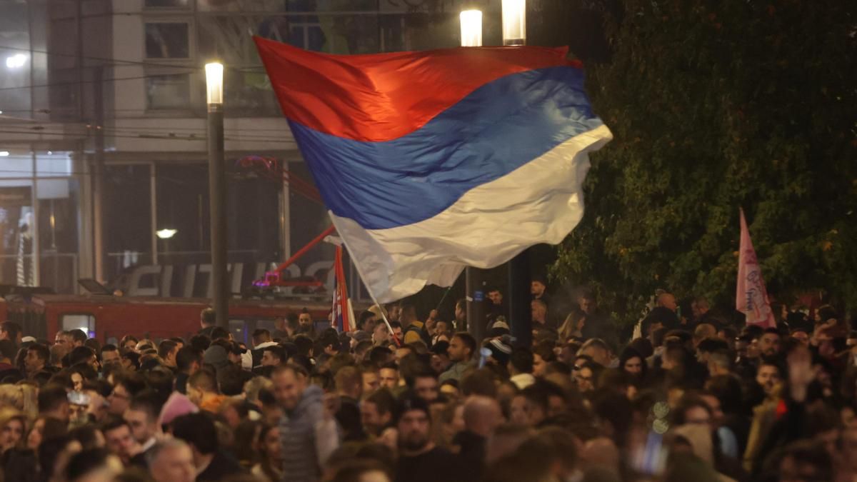 Los partidarios de la Lista de Estudiantes celebran su triunfo tras las elecciones parlamentarias en Belgrado.