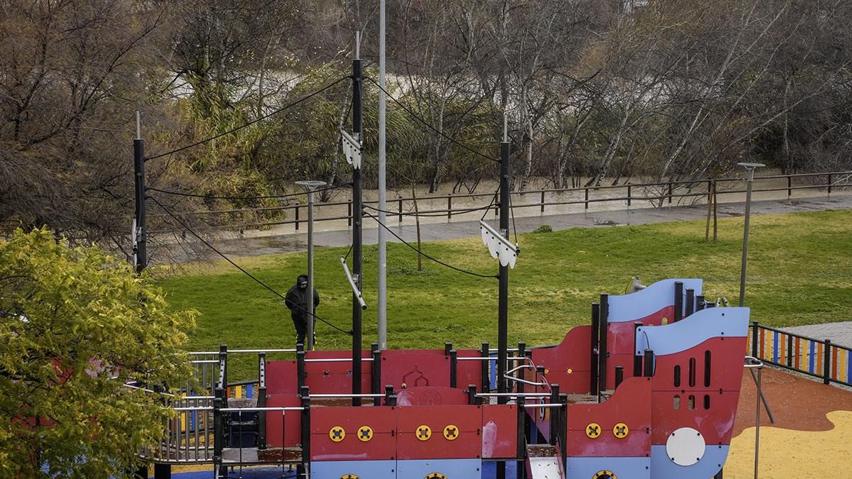 El cauce del río Guadalquivir sigue subiendo a su paso por Córdoba