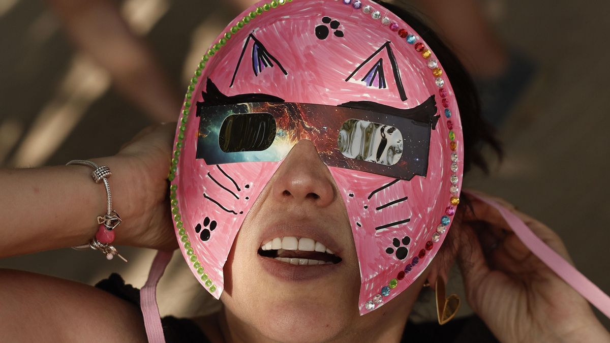 Una persona con máscara y gafas espera el eclipse de Sol en Madrid este miércoles.- EFE/ Sergio Pérez