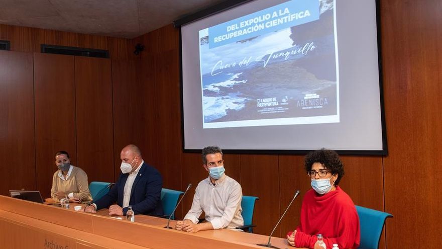 Un excavación arqueológica en una cueva de Fuerteventura descubre uno de los yacimientos más antiguos de la isla