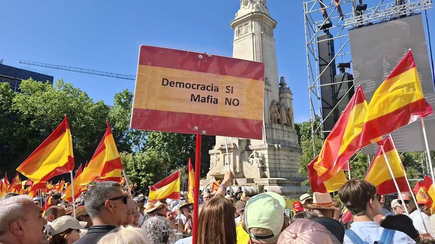 Asistentes a la concentración convocada por el PP contra el Gobierno en la Plaza de España de Madrid, a 8 de junio de 2025