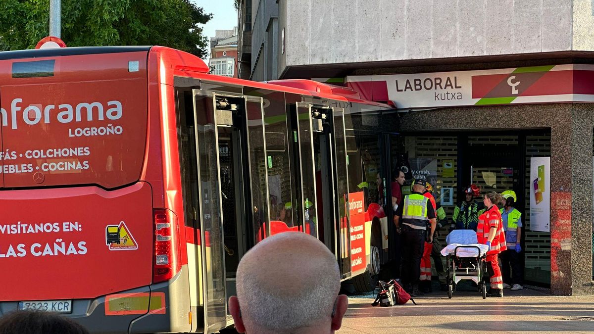 Los equipos sanitarios atienden a los pasajeros heridos en el accidente