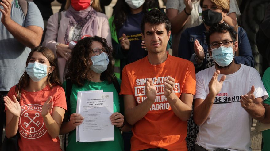 Miembros de colectivos, sindicatos y grupos parlamentarios participan en la presentación de la ‘Ley de garantía del derecho a la vivienda digna y adecuada’.