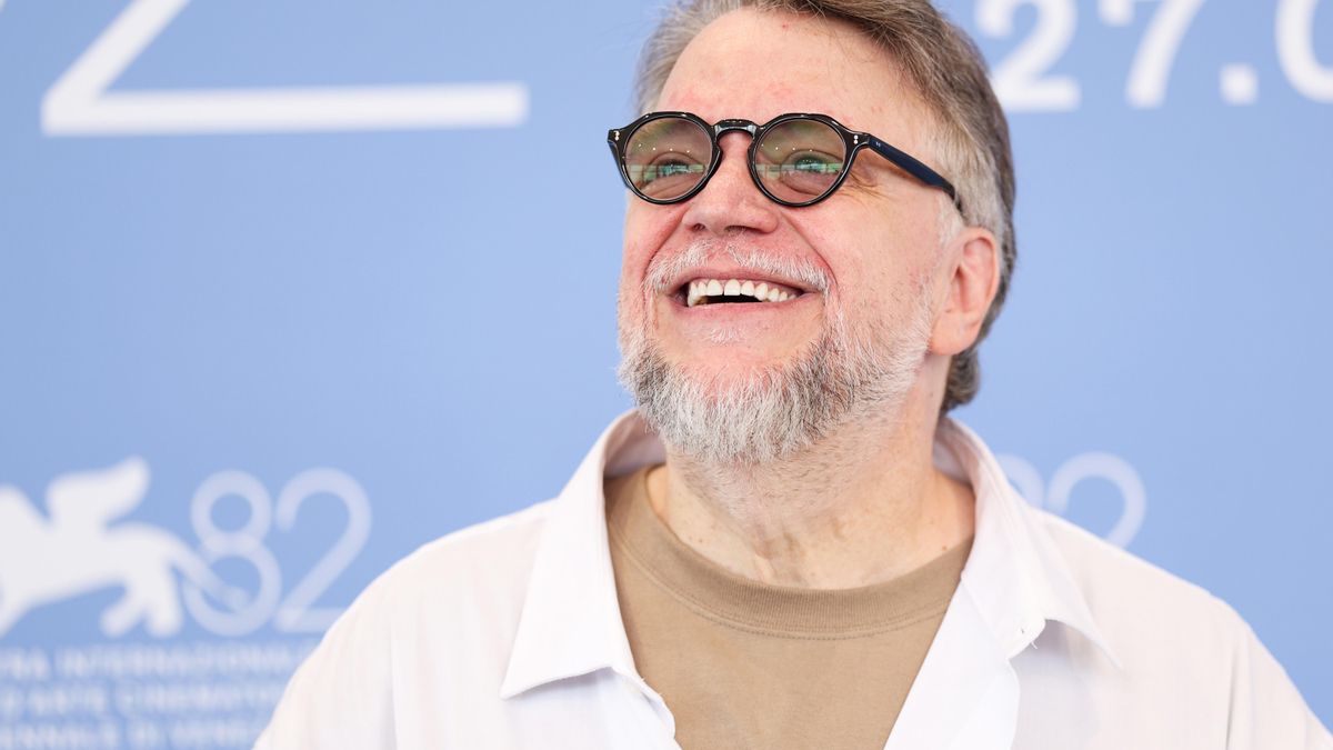 Guillermo del Toro posa sonriente tras presentar su soñado 'Frankenstein' en Venecia