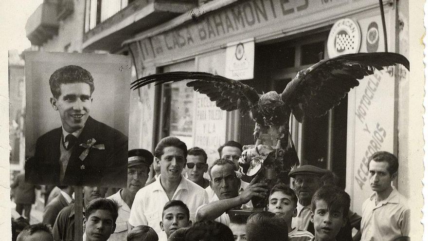 Celebración popular en la tienda de Bahamontes en la Plaza de la Magdalena en Toledo