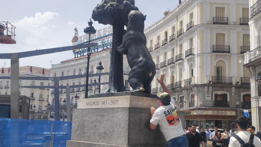 El origen de la falsa y curiosa tradición de tocar en Madrid la cola y la pata al Oso de la Puerta del Sol