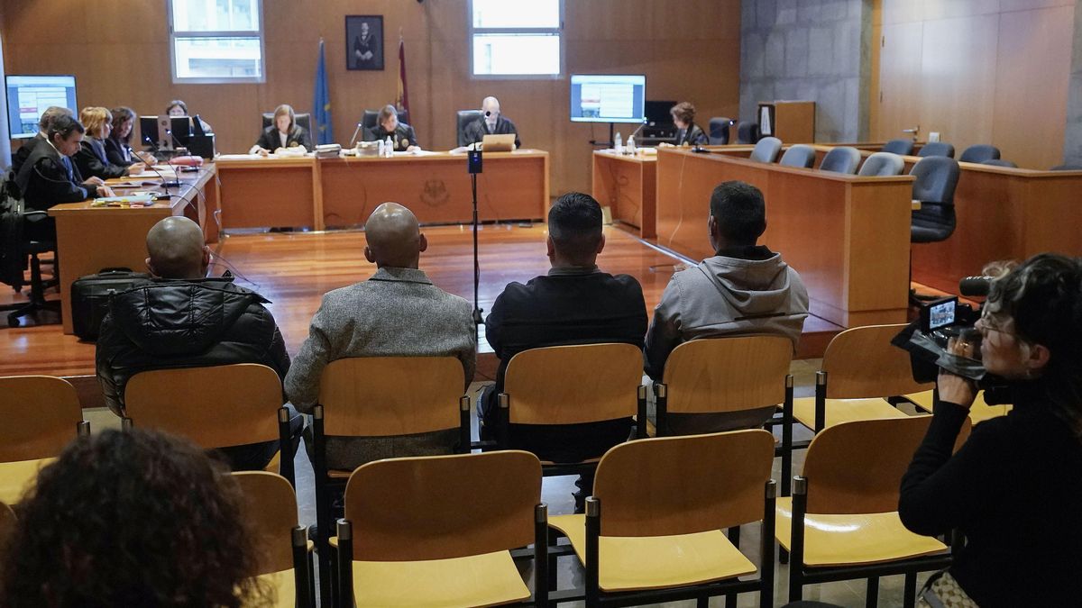 La Sección Segunda acogió hoy el juicio contra los cuatro miembros de la red de 'narcobuzos'.