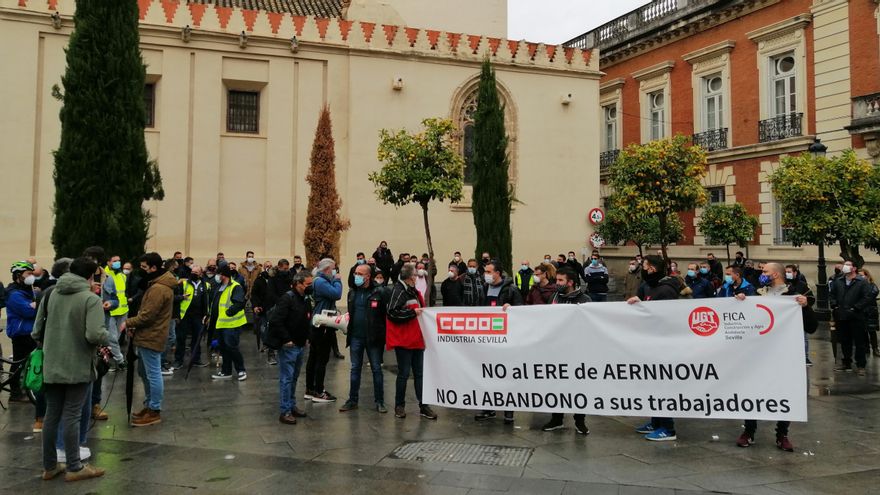 Concentración para pedir la retirada de los ERE en Aernnova