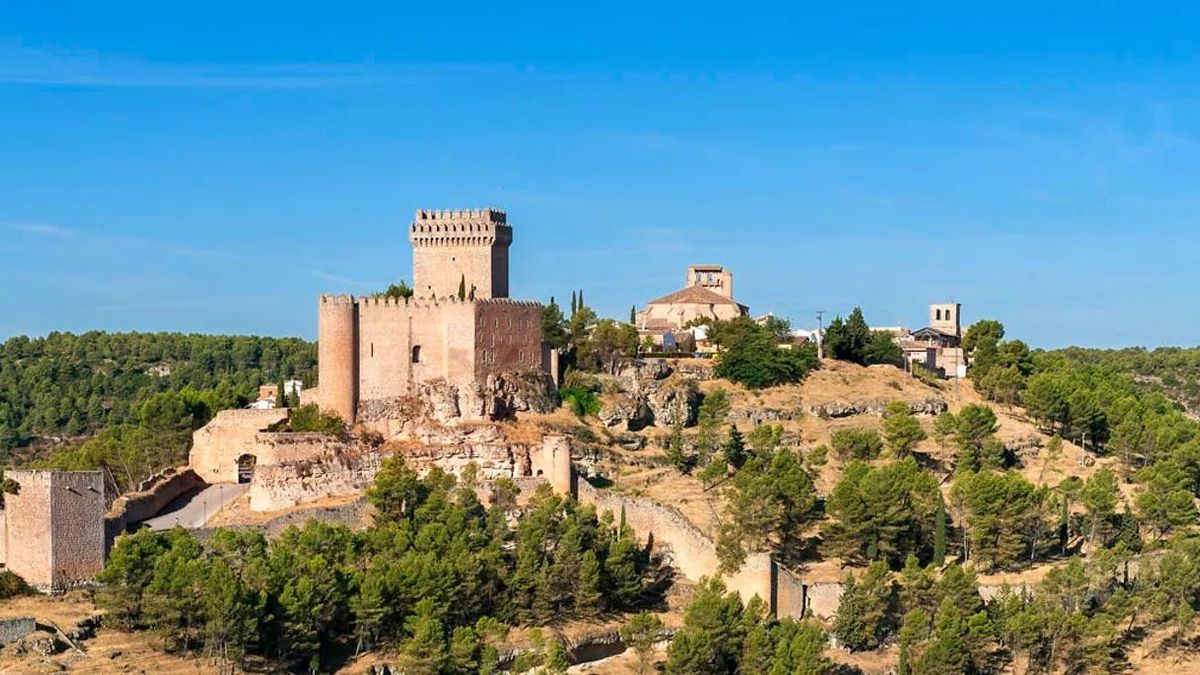 El castillo medieval que vigila una playa de interior en uno de los embalses más grandes de Castilla-La Mancha
