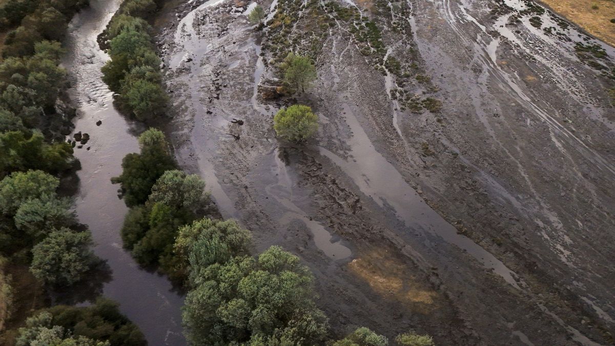 El alcalde de El Tiemblo, Ávila, pide limpiar la ceniza para evitar la contaminación hídrica tras los incendios