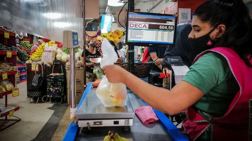 Imagen de archivo de la cajera de un supermercado al registrar la compra de un cliente en Buenos Aires (Argentina). EFE/ Juan Ignacio Roncoroni