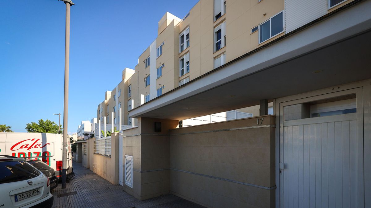 La entrada del bloque de edificios donde Triguero tiene una vivienda.