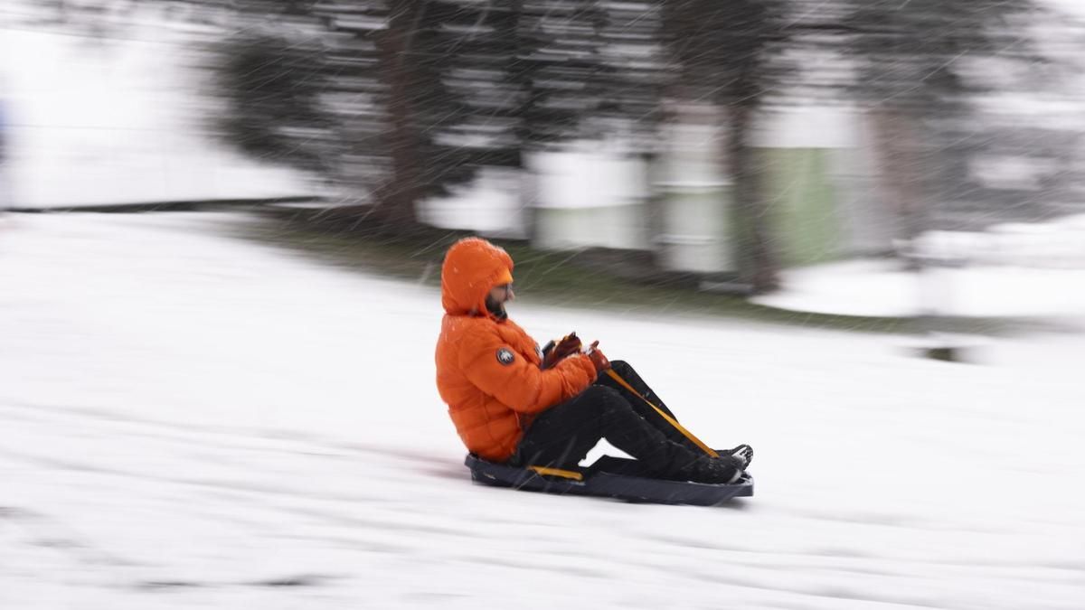 Una persona se desliza en un trineo en una urbanización en Alpedrete, Madrid, este miércoles.