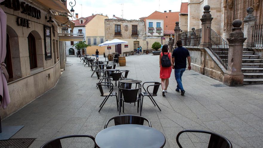 Una terraza en una calle de Aranda de Duero. EFE/ Paco Santamaria/Archivo