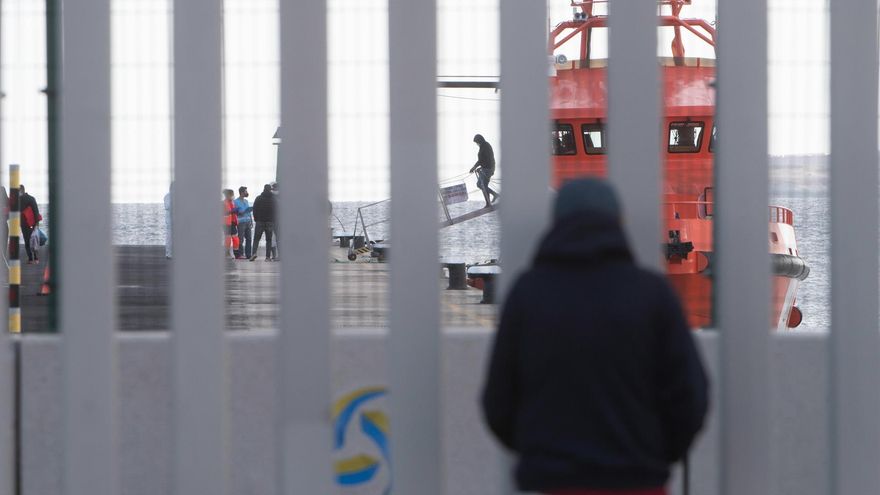 Más de 400 personas han sobrevivido a la ruta migratoria hacia Canarias en un día que deja un nuevo naufragio
