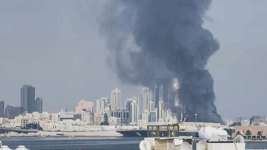 Vista de una columna de humo en Baréin, el pasado sábado 28 de febrero