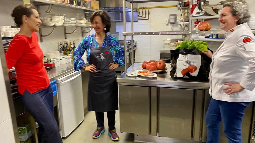 Ana Botín, durante su visita a El Qüenco de Pepa.