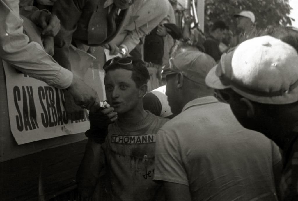 Un cartel del Tour donde se indica la meta en "San Sebastián"