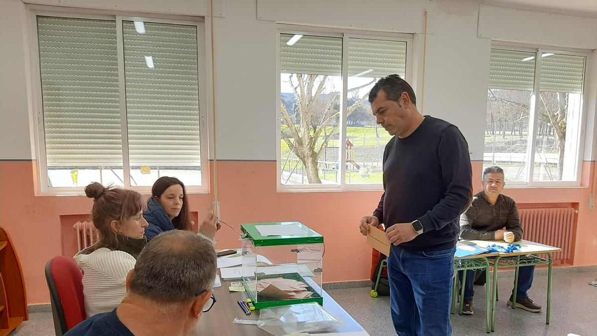 Votar con los efectos del incendio de Las Médulas asomando por la ventana: la incógnita por su impacto en las urnas