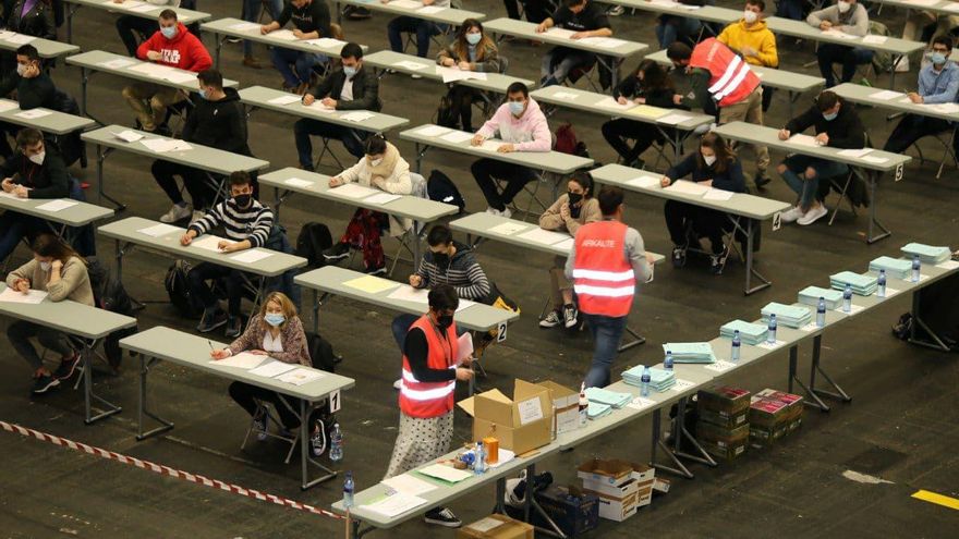 Decenas de opositores, este sábado en el BEC haciendo la prueba de la Ertzainza