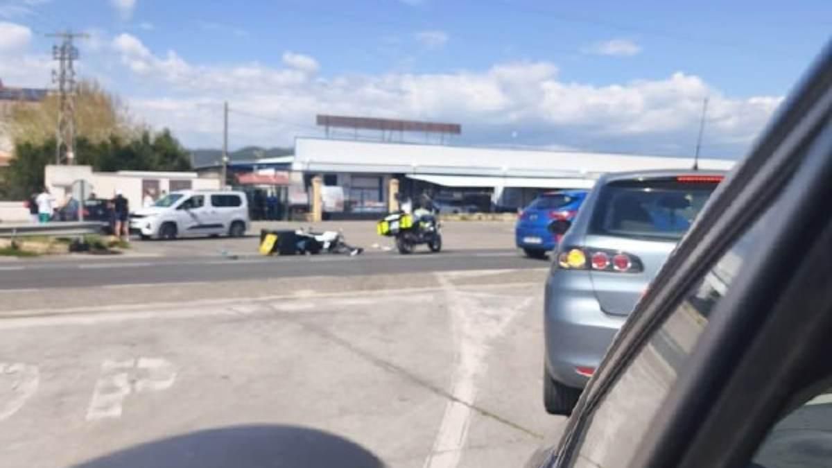 Una persona herida de gravedad tras un choque entre una moto y un coche en La Lancha