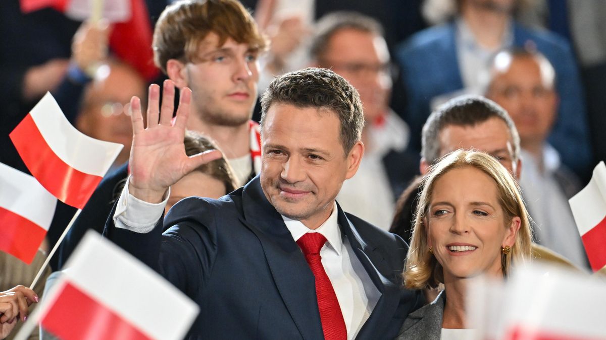 El alcalde de Varsovia y candidato de la Coalición Cívica (KO), Rafal Trzaskowski, y su esposa durante la noche de la primera vuelta de las elecciones presidenciales.