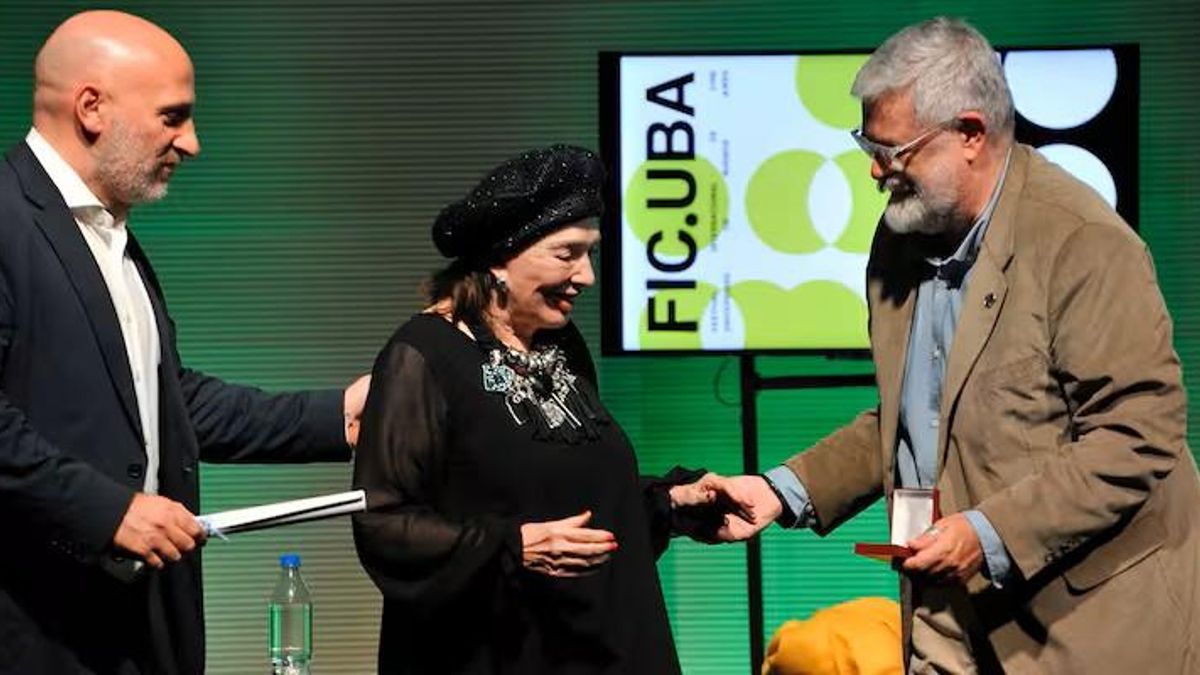 El decano de la FADU, Carlos Venancio, junto al vicerrector de la UBA, Emiliano Yacobitti, hicieron entrega de la distinción a Graciela Borges.