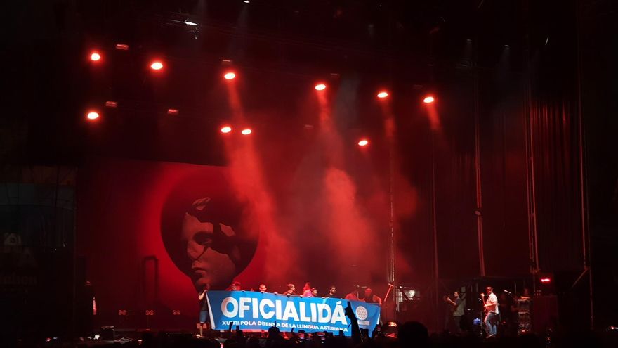 Pancarta a favor de la 'Oficialidá' del asturiano en el concierto de Desakato en el Tsunami Xixon