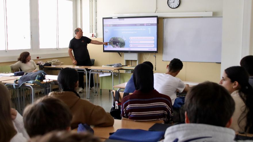 Profesorado y familias rechazan desplegar mossos en institutos catalanes: "La autoridad debe ser el docente"
