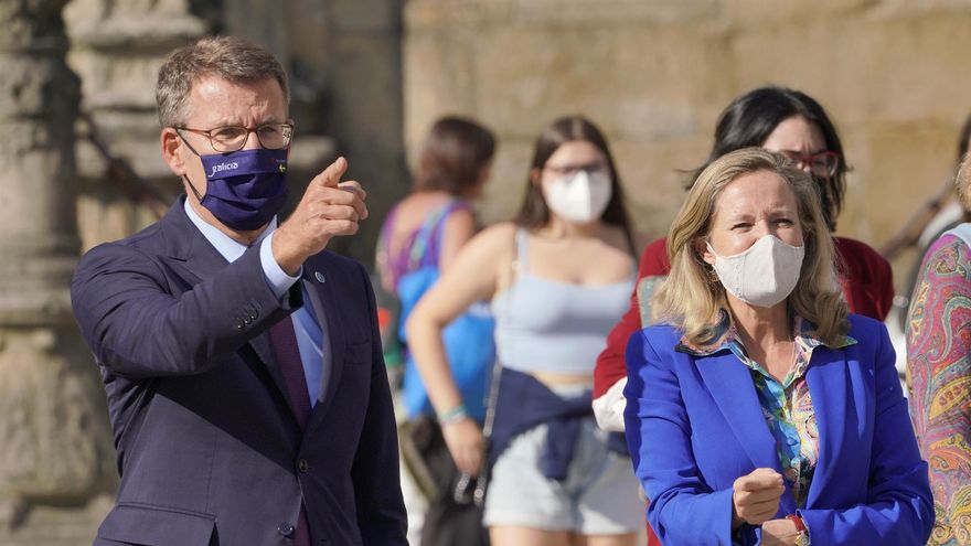 La vicepresidenta primera del Gobierno, Nadia Calviño, y el presidente de la Xunta, Alberto Núñez Feijóo, en la Praza do Obradoiro tras mantener una reunión.