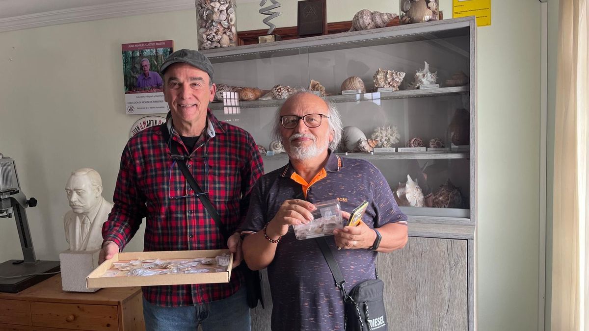 El doctor Zoltán Péter Eróss, presidente de la Sociedad Malacológica de Hungría, visita el Gabinete-Museo de Historia Natural de la Sociedad La Investigadora y dona conchas de 35 especies