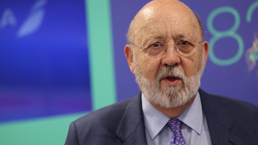 Archivo - El presidente del CIS, José Félix Tezanos, interviene durante el coloquio ‘Las mujeres en la Sociología’ en el Pabellón Caixabank de la Feria del Libro en el parque de El Retiro, a 5 de junio de 2023, en Madrid (España).