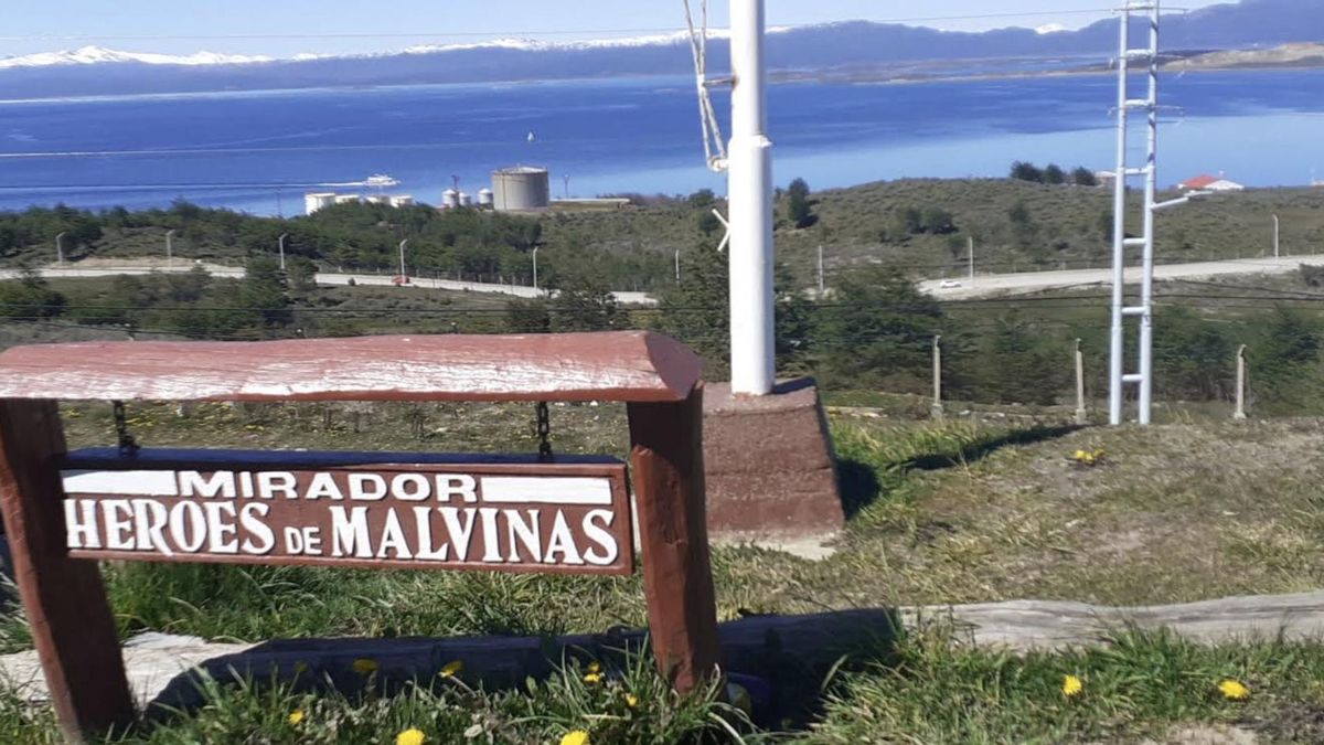 Contiguo al predio en venta hay un mirador "Héroes de Malvinas".
