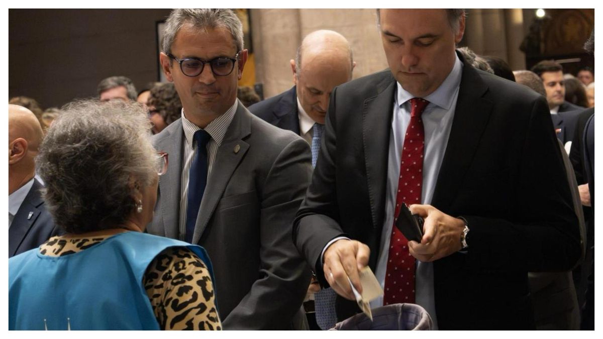 Manuel Adorni pone la limosna en la canasta durante la misa en Luján por el aniversario de la muerte del papa Francisco.