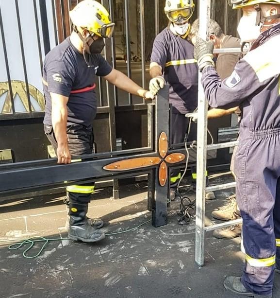 Bomberos La Palma trasladan la cruz de la Iglesia de La Laguna, en Los Llanos de Aridane.