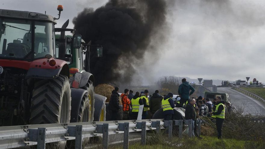 La protesta del campo gallego contra el acuerdo con Mercosur mantiene parcialmente cortada la A-52 en Ourense