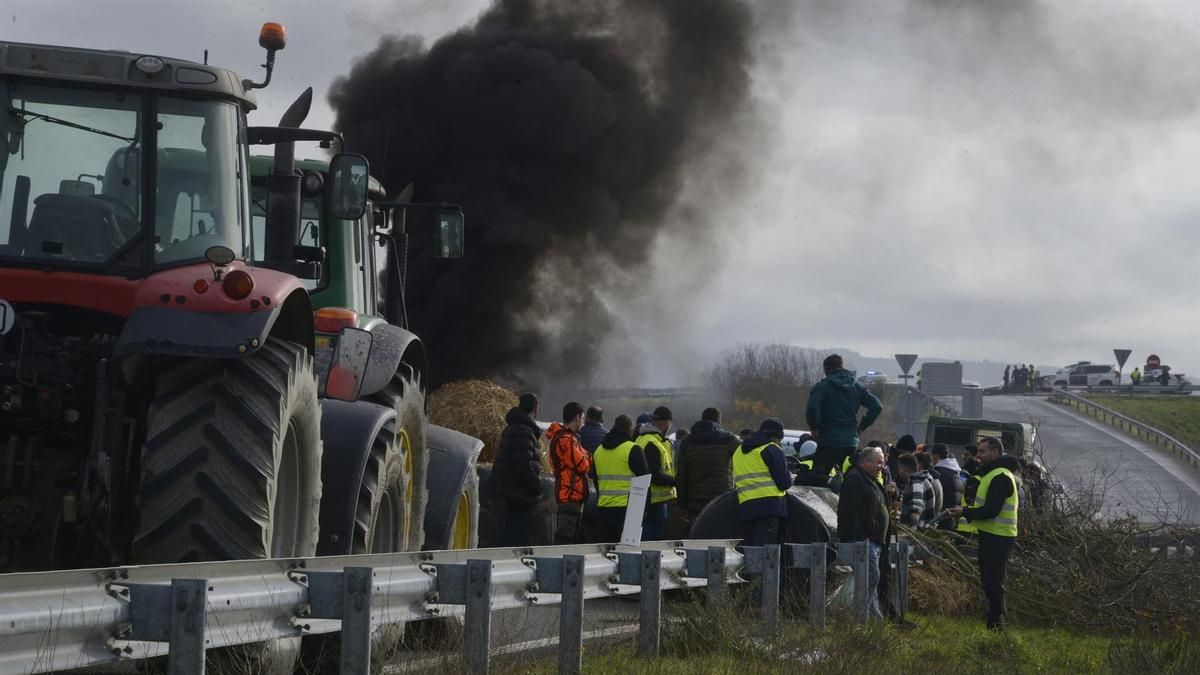 La protesta del campo gallego contra el acuerdo con Mercosur mantiene parcialmente cortada la A-52 en Ourense