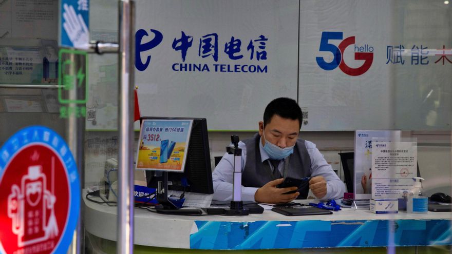 Ub hombre trabaja en una oficina de China Telecom en Shanghai, China. EFE/EPA/ALEX PLAVEVSKI