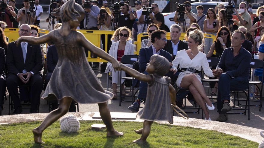 El artista Julio Nieto, encargado de hacer la escultura por la Fundación Diario de Avisos, y Beatriz Zimmermann.