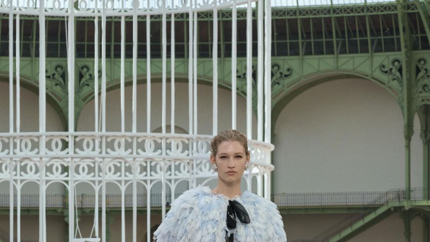 El denim se sofistica con sedas e incrustaciones de perlas